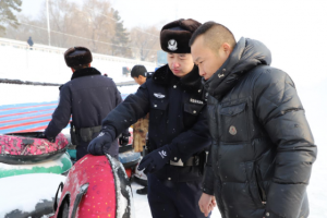 共赴冰雪盛宴 守护平安旅途  冰城公安为冰雪季织密“安全网”