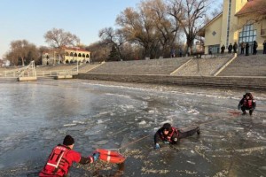 千里冰封处 守护暖人心  冰城公安多措并举保障冬季江面安全