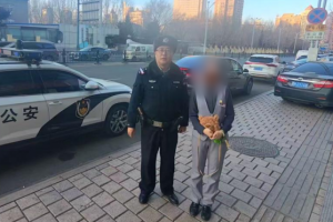 南岗公安分局民警巡逻中高效履职：连破“失物招领”难题 获群众点赞