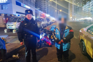 南岗公安分局民警巡逻中暖心守护救助倒地骑手 传递城市温情