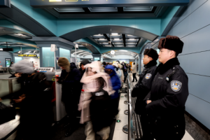 警徽映冰雪 平安伴旅途  冰城公安全力护航旅游热潮