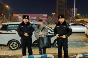 南岗分局民警巡逻中暖心服务传递城市温度