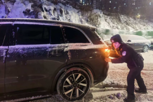 南岗分局民警巡逻中暖心救助被困车辆 守护群众平安出行