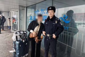 南岗分局民警巡逻中暖心助外籍游客破困局：雪中搭起跨国“连心桥”