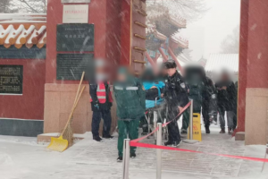 南岗分局民警巡逻中暖心救助摔伤外地游客