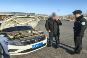 南岗公安分局长江路检查站民警暖心护航：接连救助故障车辆 保障道路安全畅通