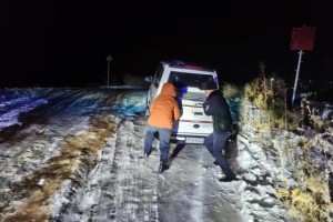 寒夜暖心事 民警援手解困忧