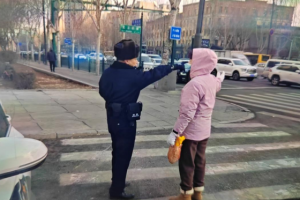 南岗民警巡逻中暖心指路 寒冬里为游客点亮“旅游地图”