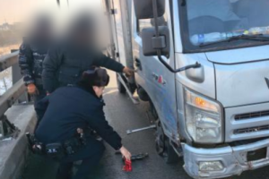 元旦坚守暖人心：南岗分局民警巡逻中快速处置货车爆胎保畅通