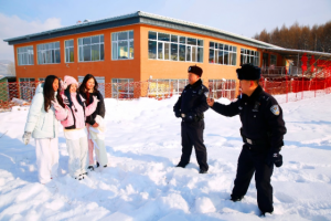 冰城公安：“巡控+排查+服务”  精准守护玉泉滑雪场冰雪盛宴