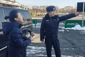 南岗分局长江路公安检查站暖心帮扶 迷路路人顺利返程