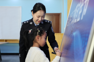 小手拉大手 警营话安全  冰城公安开展烟花爆竹安全主题宣讲  警营开放日活动