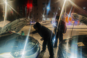 便民！南岗分局民警巡逻中帮车主启动馈电车辆