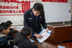 平安宣传进村屯 童心童语筑防线——香坊分局组织开展“小手拉大手”安全宣传进村屯活动