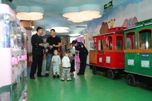 “小手拉大手”香坊公安多维宣传 共筑文明安全佳节防线