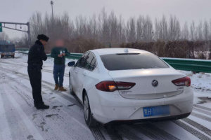 雪天执勤暖人心！南岗分局长江路检查站民警及时伸援手，守护平安出行路