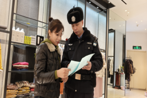 全民参与 共筑防线 哈市呼兰警方开展  烟花爆竹安全宣讲“进商户”活动