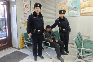 寒冬暖心守护！南岗分局民警巡逻中及时救助醉酒倒地男子
