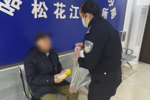 南岗分局民警巡逻中接连救助两名老人 暖心举措获点赞