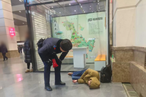 女子火车站突发低血糖晕倒 南岗分局民警巡逻中及时救助获感谢