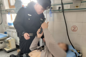 外卖员突发低血糖倒地 南岗分局民警巡逻中紧急救助脱险