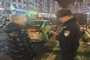 拾金不昧显担当 快速寻回暖民心 南岗民警巡逻中接连帮群众找回遗失物品