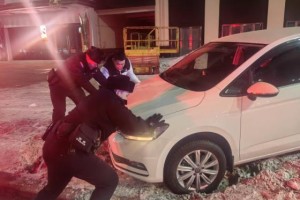 【春节我在岗】群众车辆陷雪受困，巡逻民警火速驰援解民忧