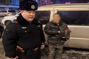 冰城寒意浓 警心暖民心 南岗民警巡逻中救助故障车辆