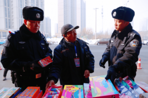 花灯映冰城 平安伴元宵  冰城公安送烟花爆竹安全知识上门