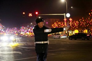 警灯映花灯 藏蓝护团圆  ——冰城公安为市民送上元宵节“平安礼”