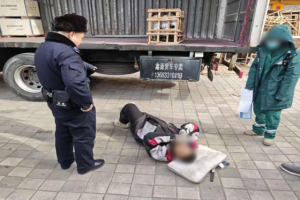 男子搬货时低血糖晕倒 南岗民警巡逻中及时救助化险为夷