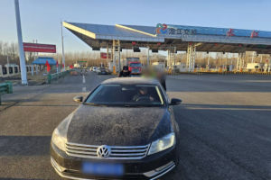 南岗分局长江路公安检查站救助 民警暖心护航道路平安