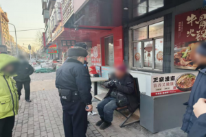 醉酒男子街头独坐 南岗民警巡逻中暖心救助助其安全返家