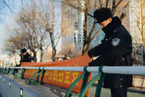 春融冰脆险暗藏 冰城公安江畔护民安