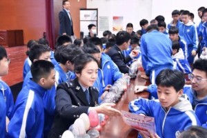 零距离围观“毒”真面目！  冰城公安把仿真课堂搬进校园