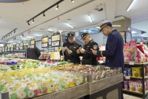 零距离普法 多维度检查  冰城公安守好群众消费安心路