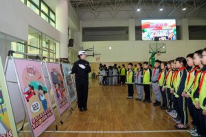 春风护学暖人心  冰城公安筑牢校园周边交通安全防线