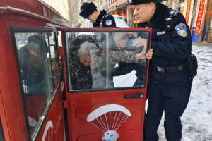 老人探亲不慎走失 冰城民警  暖心相助寻回亲人