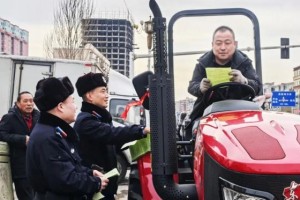 藏蓝身影护春耕 冰城沃野绘“丰”景