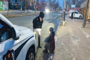 老人街头走失 冰城民警暖心救助守护归途