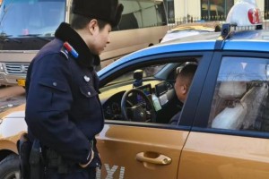 群众遗失背包 冰城民警快速寻回获称赞