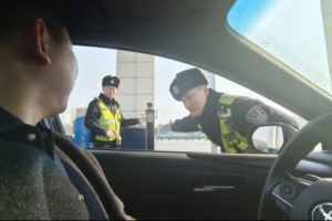 冰城“南大门”的温情防线：  一张车底图像背后的平安守护