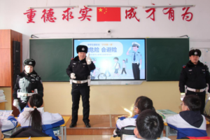 交通安全润童心 冰城公安护成长