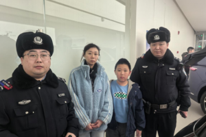 清滨派出所巡逻中  帮助女子找回负气离家孩子