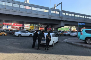 私家车抛锚堵路  民警巡逻中及时出手保畅通