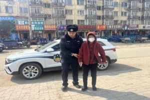 冰城巡逻民警暖心救助一名老人