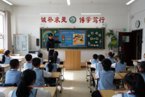 警力护学岗 平安伴课堂  冰城公安守护校园安全