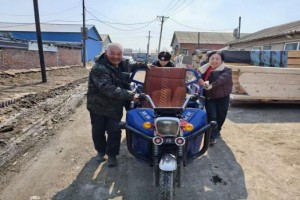 一次推车暖民心 冰城民警及时帮助群众脱困