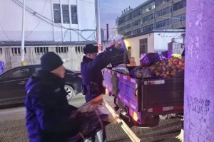 巡逻途中显担当 暖心相助护民利