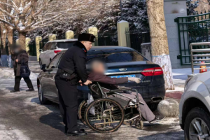 轮椅老人滞留马路 民警巡逻中暖心救助护平安